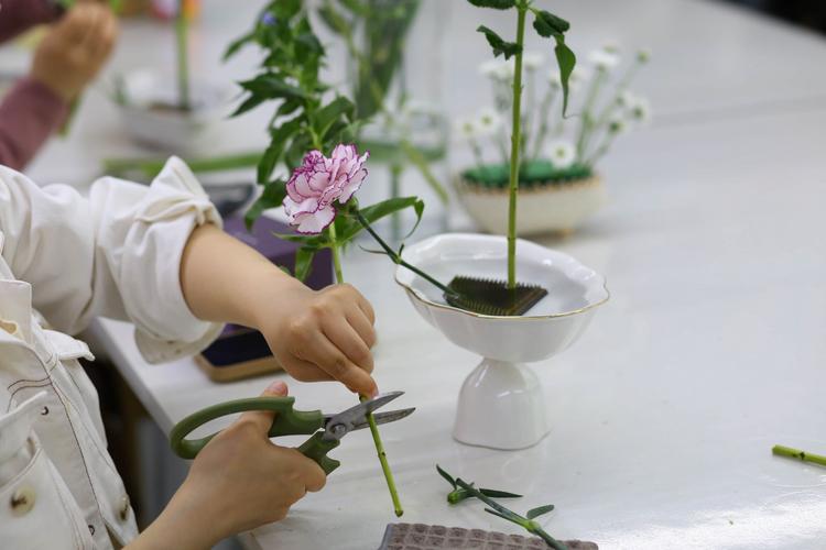 情绪价值创业潮：谁在收割年轻人的“焦虑税”？